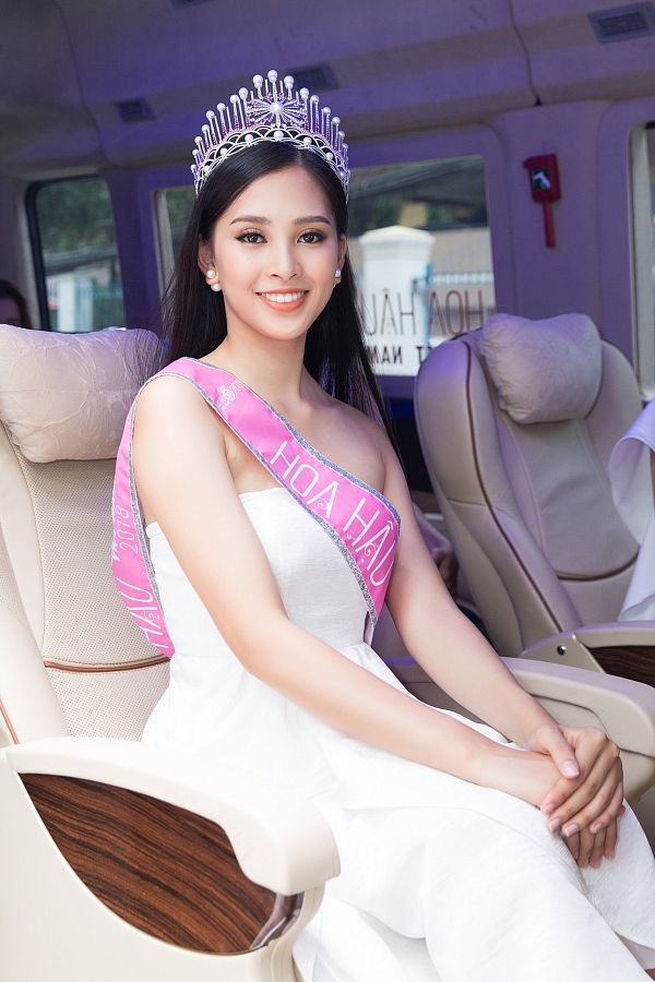 Trần Tiểu Vy đi giao lưu nhiều đến nỗi bị viêm họng, tắt cả tiếng.    