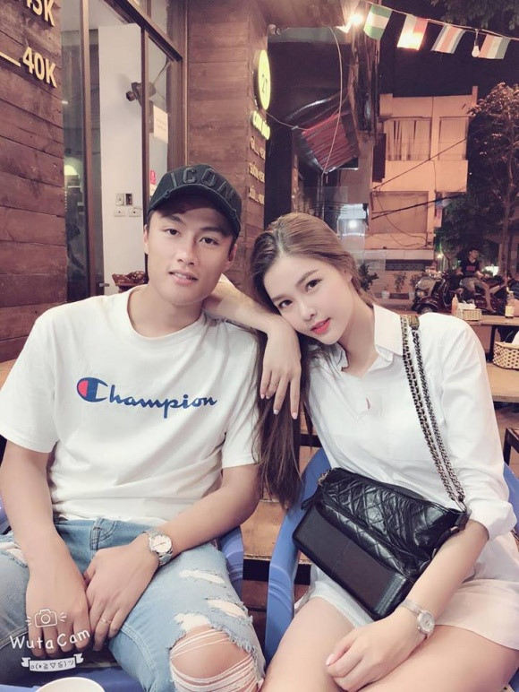 Qua những bức ảnh mới nhất của Kỳ Hân chia sẻ trên trang cá nhân, một số cư dân mạng nghi ngờ vợ của cầu thủ Mạc Hồng Quân - Kỳ Hân đang mang thai lần hai. Bởi qua hình ảnh có thể thấy Kỳ Hân mũm mĩm hơn so với trước đây. Đặc biệt, gần đây, người đẹp này thường mặc Shbet999 com đăng nhập rộng, thậm chí còn lấy túi che bụng. Trước nghi vấn này, hiện cả 2 vẫn im lặng. (phunutoday)
