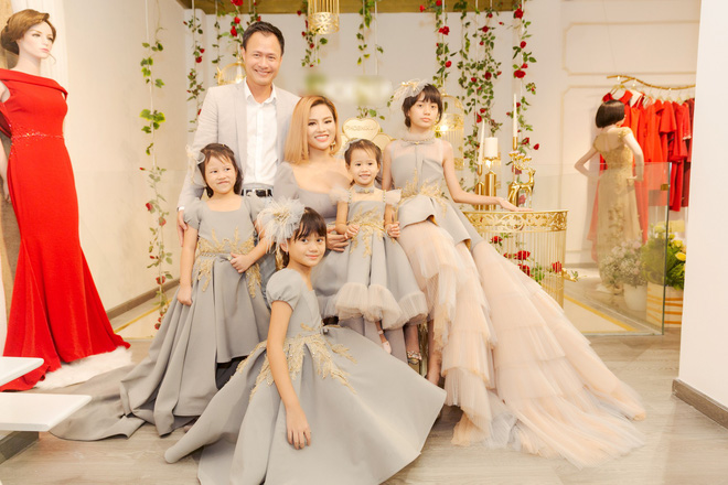 Mới đây, Vũ Thu Phương đã tổ chức sự kiện khai trương của mình tại TP HCM. Tham dự sự kiện có sự góp mặt của rất nhiều sao Việt. Đặc biệt nhất trong sự kiện chính là 4 nhóc tỳ nhà Vũ Thu Phương gồm bé Kim Ngọc (13 tuổi), Bảo Ngọc (10 tuổi), Ngọc Anh (5 tuổi), Ngọc An (gần 3 tuổi). Vũ Thu Phương cho biết hai con riêng của chồng rất quý mến và thương cô. Ngược lại, cô cũng dành tình thương cho hai bé như con đẻ. (kenh14)