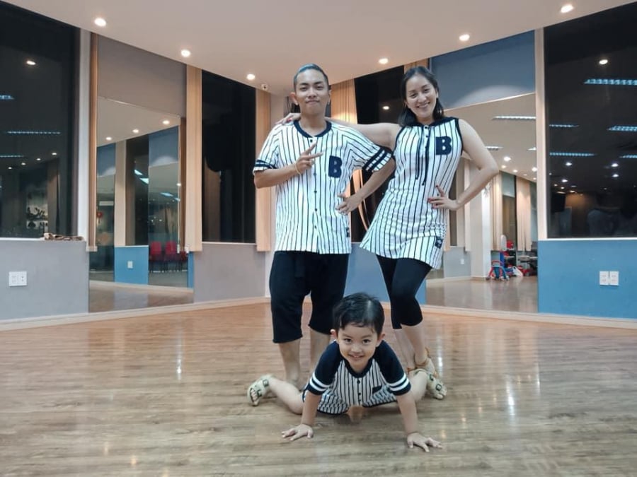 Cả nhà Khánh Thi - Phan Hiển diện đồ cùng ton siêu yêu.