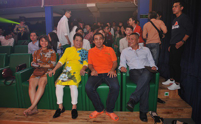 MC Quyền Linh diện dép tổ ong nổi bật trong buổi lễ.