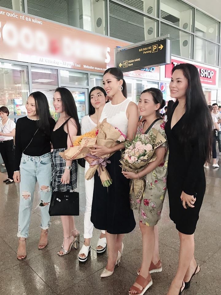 Tiểu Vy chụp hình với người thân trong Shbet111 slot, casino, thể thao, xổ số.