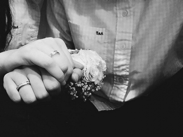 Cặp đôi bị phát hiện đeo nhẫn đôi cùng nhau.