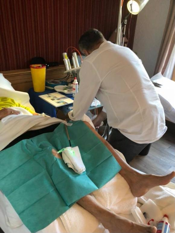 Đây là những hình ảnh Đàm Vĩnh Hưng đang thực hiện liệu trình tiêm tế bào gốc vào Sh88bet đăng ký miễn phí.