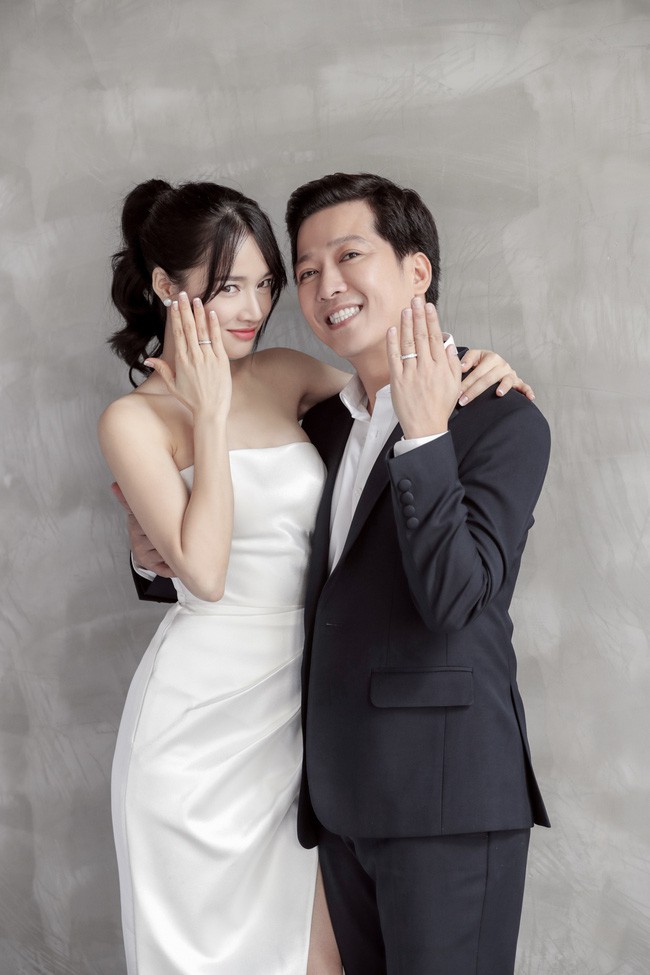 Cặp đôi tạo dáng khéo khoe nhẫn đính hôn giá 