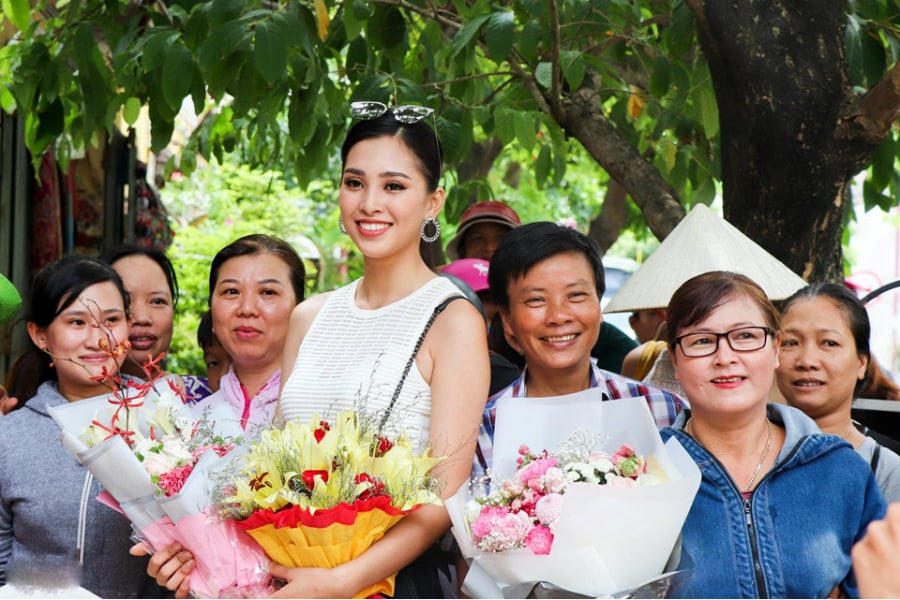 Sau nhiều ngày bận rộn với lịch trình giao lưu, chụp ảnh tại TP.HCM, đến trưa nay 22/9, Tân Hoa hậu Trần Tiểu Vy đã về đến quê nhà Quảng Nam. Có mặt tại sân bay Đà Nẵng, bố mẹ và người dân quê hương dành cho Tiểu Vy nhiều tình cảm sau thành tích đáng ghi nhận và hành trình nỗ lực suốt 3 tháng qua tại HHVN 2018. (kenh14)