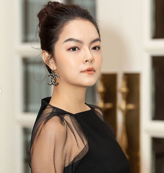 Gương mặt thon gọn, thần thái sang chảnh của Phạm Quỳnh Anh.