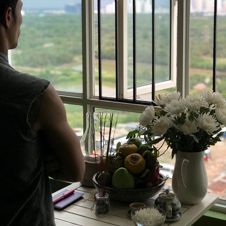Hình ảnh nam rocker được bà xã Thùy Trang chia sẻ.