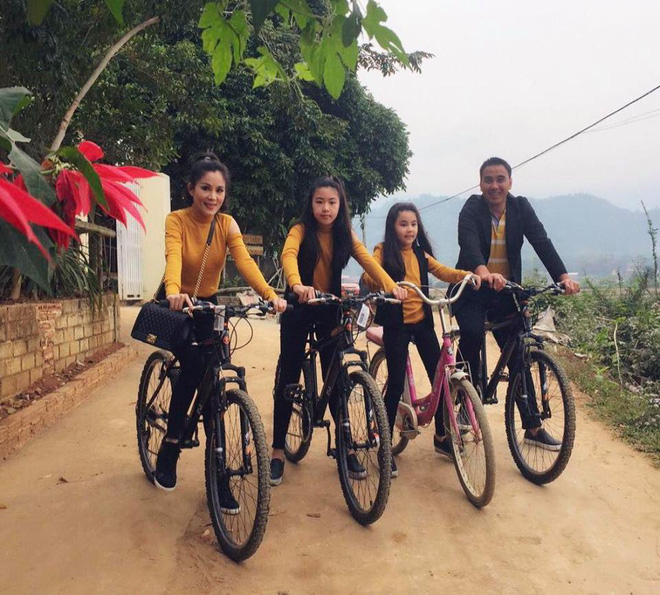 Vợ chồng MC Quyền Linh và doanh nhân Dạ Thảo có hai công chúa nhỏ. Họ đặt tên con ở nhà là Lọ Lem và Hạt Dẻ. Quyền Linh từng chia sẻ, hai con chính là tài sản vô giá đối với anh. Nhiều người dự đoán, hai con gái của Quyền Linh sẽ trở thành hoa hậu trong tương lai khi sở hữu chiều cao vượt trội và gương mặt xinh xắn, đáng yêu. (soha)