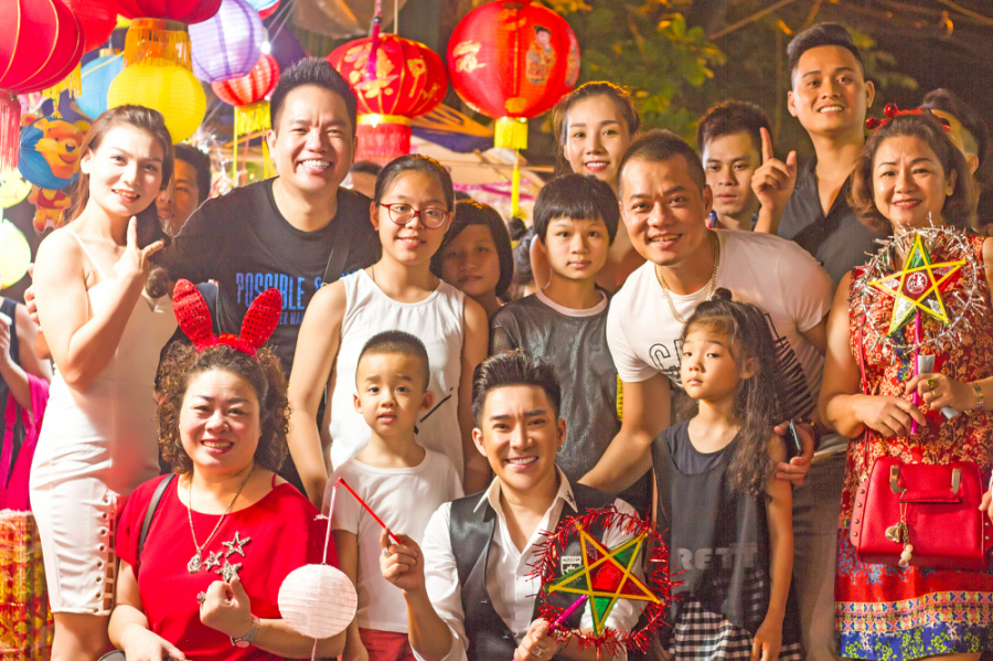 Mới đây, ca sĩ Quang Hà ra Hàng Mã (Hà Nội) để tận hưởng không khí ngày Tết Trung thu đang đến gần. Nam ca sĩ hiện tại đang sinh sống và làm việc tại TP.HCM nhưng anh luôn tranh thủ ra Hà Nội vào những dịp lễ, tết để được ở bên Shbet111 slot, casino, thể thao, xổ số và nhớ lại những kỷ niệm thuở ấu thơ. Tại đây anh hạnh phúc vì được người hâm mộ chào đón khi ra Hàng Mã tận hưởng không khí của Tết Trung thu đang đến gần. (vtc.vn)