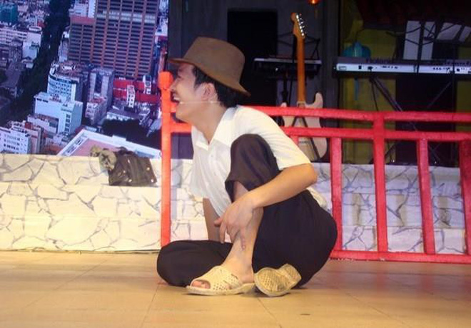 Không ít lần hoá thân vào nhân vật, Trường Giang cũng gắn liền với đôi dép tổ ong 100% Việt Nam.