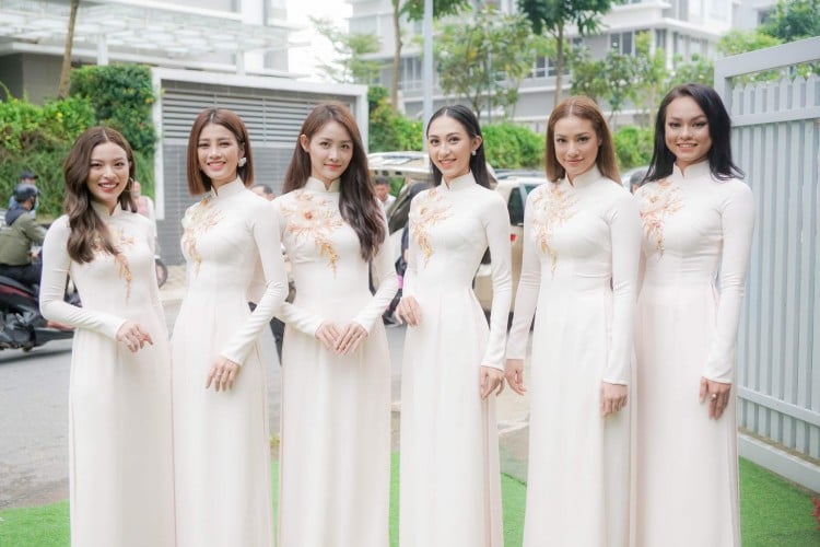 Dàn phù dâu xinh đẹp trong lễ ăn hỏi của Lan Khuê như Mai Ngô, Tú Hảo, Lilly Nguyễn, Ngọc Duyên...cũng thu hút nhiều sự chú ý.