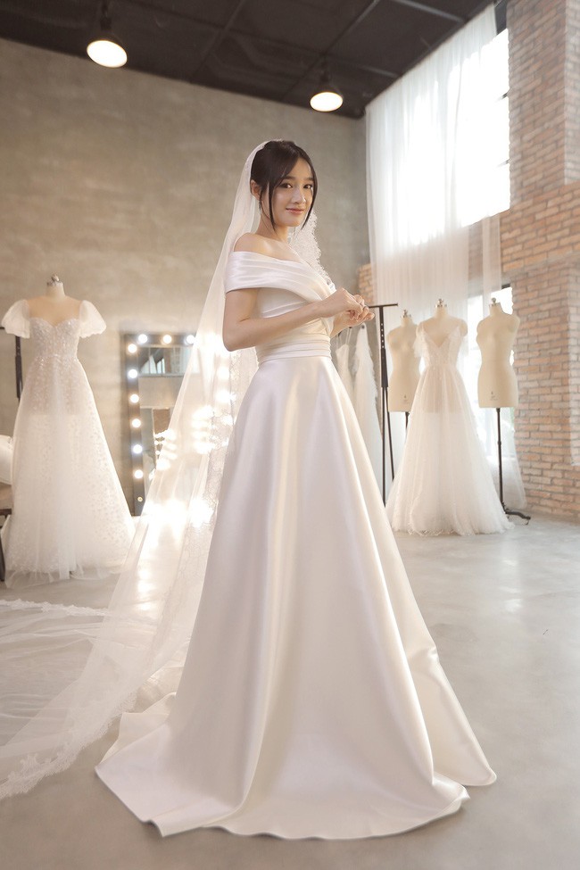 Nhã Phương vô cùng xinh đẹp và thanh nhã trong bộ váy cưới được thiết kế riêng.