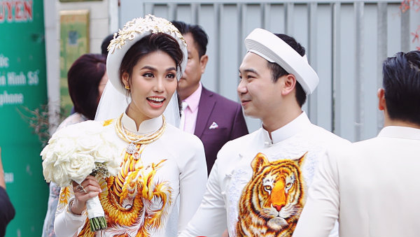 Lan Khuê và vị hôn phu rạng rỡ trong lễ ăn hỏi.