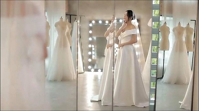 Mới đây, chỉ một ngày trước khi lễ cưới chính thức được cử hành, NTK Chung Thanh Phong đã quyết định tiết lộ thêm 2 chiếc váy cưới nữa của Nhã Phương sẽ mặc trong hôn lễ. Đó chính là chiếc váy quây ngực được kết cườm đính hạt rất công phu, tinh xảo. Cùng một chiếc váy vai rơi trang nhã với chất liệu sang trọng, tinh tế. NTK Chung Thanh Phong cho biết toàn bộ váy cưới đều được thiết kế theo tính cách và ý nguyện của Nhã Phương trong ngày trọng đại. (vietgiaitri)