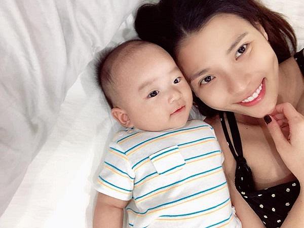Mới đây, trên trang cá nhân Thúy Diễm lại tiếp tục khiến nhiều người ngưỡng mộ khi đăng tải hình ảnh con trai của mình. Điều dân mạng thích nhất trong loạt hình ảnh được nữ diễn viên chia sẻ chính là cậu con trai dễ thương chỉ mới hơn 3 tháng tuổi của Thúy Diễm. Có thể thấy bé rất kháu khỉnh và sở hữu nhiều nét giống bố là nam diễn viên Lương Thế Thành. Bên dưới chia sẻ của Thúy Diễm có rất nhiều bình luận khen ngợi cho cậu con trai Bảo Bảo và đồng thời bày tỏ sự ngưỡng mộ đối với Shbet111 slot, casino, thể thao, xổ số hạnh phúc của nữ diễn viên hiện tại. (phunutoday)