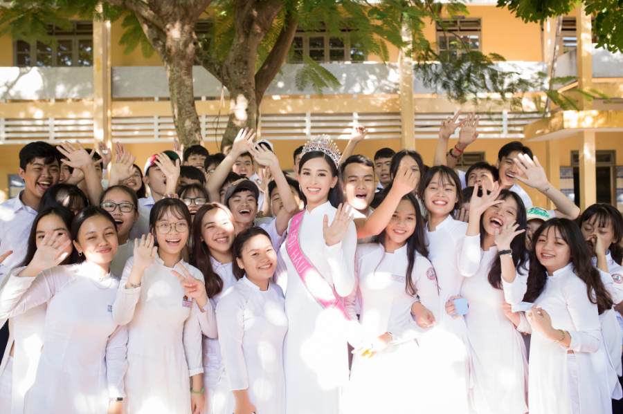 Sáng 24/9, Hoa hậu Việt Nam 2018 Trần Tiểu Vy đã về thăm trường cũ của mình. Diện áo dài trắng nền nã, người đẹp 10X nhận được sự chào đón nồng nhiệt của thầy cô và học sinh THPT Trần Quý Cáp. Trong buổi lễ chào cờ đầu tuần, Hoa hậu Tiểu Vy cùng thầy trò trường THPT Trần Quý Cáp làm lễ và nghe lại bài hát hành khúc của trường. Tân Hoa hậu Việt Nam tặng 20 suất học bổng cho các bạn học sinh xuất sắc nhất. Đây là phần quà cô trích từ số tiền thưởng của mình với hy vọng sẽ giúp các bạn học sinh có thêm động lực đến trường. (vtc)