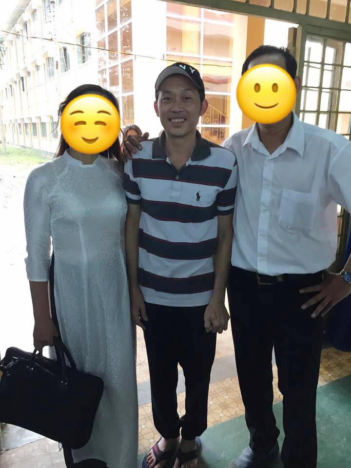 Mới đây, trên mạng xã hội bất ngờ chia sẻ hình ảnh Hoài Linh về thăm trường cũ. Dù bận rộn với công việc nhưng nam danh hài vẫn nhận lời về trường, họp mặt bạn bè và đảm nhận trách nhiệm tổ chức tiết mục tri ân thầy cô giáo. Theo hình ảnh được chia sẻ, Hoài Linh diện đồ giản dị với áo thun, dép lào và cười rạng rỡ khi về trường sau 30 năm. Hình ảnh Hoài Linh giản dị, mộc mạc và gần gũi càng khiến khán giả yêu quý anh hơn. (danviet)