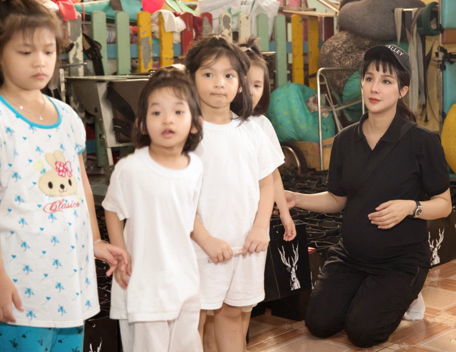 Dù đang ở những tháng cuối thai kì nhưng Diệp Lâm Anh vẫn không ngại cùng chồng đi trao quà từ thiện cho các em nhỏ nhân dịp Tết Trung thu. Khi gặp gỡ các bé nơi đây, Diệp Lâm Anh đã vô cùng xúc động, cô bày tỏ hi vọng cứ mỗi dịp rảnh sẽ lại được đến đây tặng quà và vui chơi cùng các em nhỏ. Cô cũng cho biết, do bản tính rất yêu thích công việc nên vẫn sẽ làm cho đến ngày sinh nở. (kenh14)