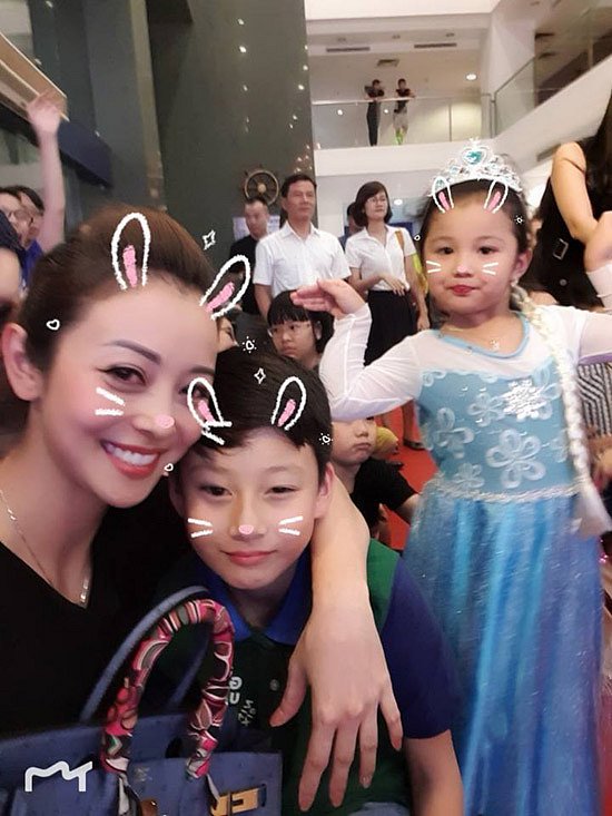 Tối qua 24/9, Jennifer Phạm đưa hai con Bảo Nam và bé Na tham gia đêm hội Trung thu tại khu chung cư mà Shbet111 slot, casino, thể thao, xổ số cô đang sống ở Hà Nội. Được biết, đây là lần đầu tiên Bảo Nam được đón Trung thu ở Việt Nam. Nên cậu bé tỏ ra rất hứng thú. Bảo Nam là con trai của Jennifer Phạm và nam ca sĩ Quang Dũng. Sau ly hôn, Jennifer Phạm lập Shbet111 slot, casino, thể thao, xổ số với doanh nhân Đức Hải. Cậu nhóc sống tại Mỹ cùng ông bà ngoại 7 năm qua và gần đây mới trở về Hà Nội đoàn tụ cùng mẹ, cha dượng và hai em.  (phunutoday)