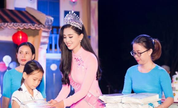 Tuy chỉ hơn một tuần sau đăng quang, nhưng tân Hoa hậu Trần Tiểu Vy đã có nhiều hoạt động ý nghĩa cho cộng đồng. Trở về quê nhà, cô đã đến thăm lại trường xưa, tri ân thầy cô và trao học bổng cho các học sinh giỏi của trường. Nhân dịp Tết Trung thu, Hoa hậu Trần Tiểu Vy đã cùng lãnh đạo tỉnh Quảng Nam tổ chức phát quà cho các trẻ em có hoàn cảnh khó khăn, trẻ em vùng sâu, vùng xa của tỉnh. Sự xuất hiện của Hoa hậu Tiểu Vy là niềm tự hào cho người dân xứ Quảng, cô được chào đón nồng nhiệt ngay từ giây phút ban đầu cho đến khi kết thúc chương trình. (phunuvagiadinh)