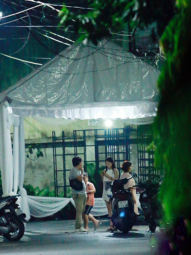 Gia đình Nhã Phương tổ chức ăn uống với bạn bè và họ hàng trong đêm trước Quatrian shbet hiện đang mở của cô tại nhà của chị gái cả Bích Trâm.