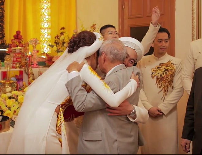 Cô dâu, chú rể khóc khi nhận được lời dặn dò và chúc phúc từ bậc trưởng bối.