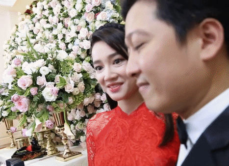 Không khó để nhận ra Nhã Phương có đôi mắt khá nhăn nheo và bọng mắt lớn.