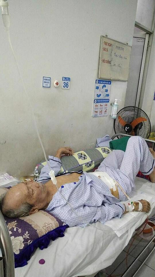 Soạn giả Nguyên Thảo trên giường bệnh tại Khoa Ngoại tổng quát BV Thủ Đức.