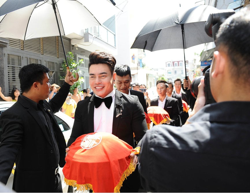 Lê Dương Bảo Lâm bê tráp cho phía nhà trai từ sớm và tối lại ra khách sạn chung vui cùng mọi người.