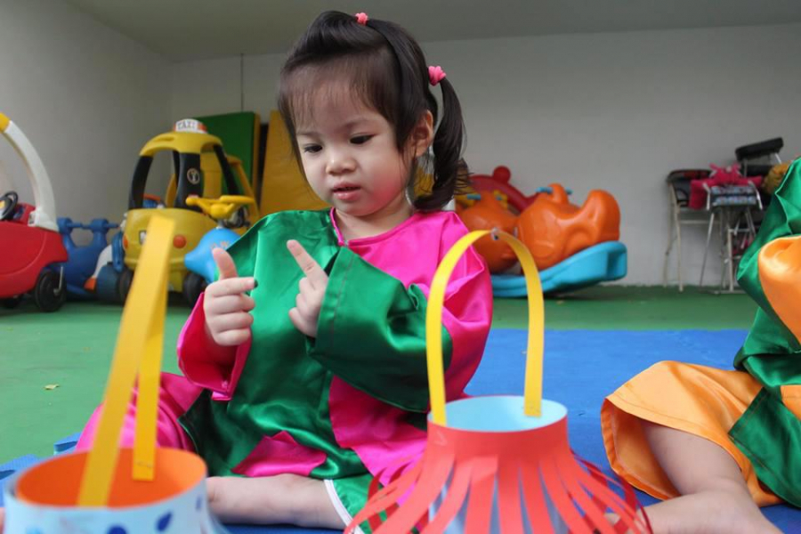 Bên cạnh những thông tin về bệnh tình của Mai Phương đã có những tiến triển tốt thì khán giả cũng phấn khởi khi biết bé Lavie đã đi học trở lại ở một trường quốc tế. Trước đó, nghệ sĩ Quốc Thuận cho biết con gái Mai Phương đã được hệ thống trường quốc tế này hỗ trợ học phí cho đến hết lớp 12. Mới đây, trên trang cá nhân Mai Phương cũng đã chia sẻ loạt ảnh bé Lavie tham gia các hoạt động ở trường mới. Nhìn thấy con nhanh chóng hòa nhập bạn bè, nữ diễn viên vô cùng xúc động và không quên nói lời cảm những mạnh thường quân. (phunutoday)