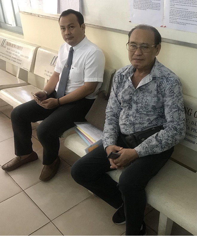 Nghệ sĩ Duy Phương có mặt trong phiên tòa sáng nay.