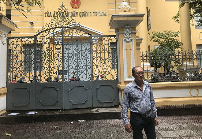Nghệ sĩ buồn rầu ra về sau phiên tòa.