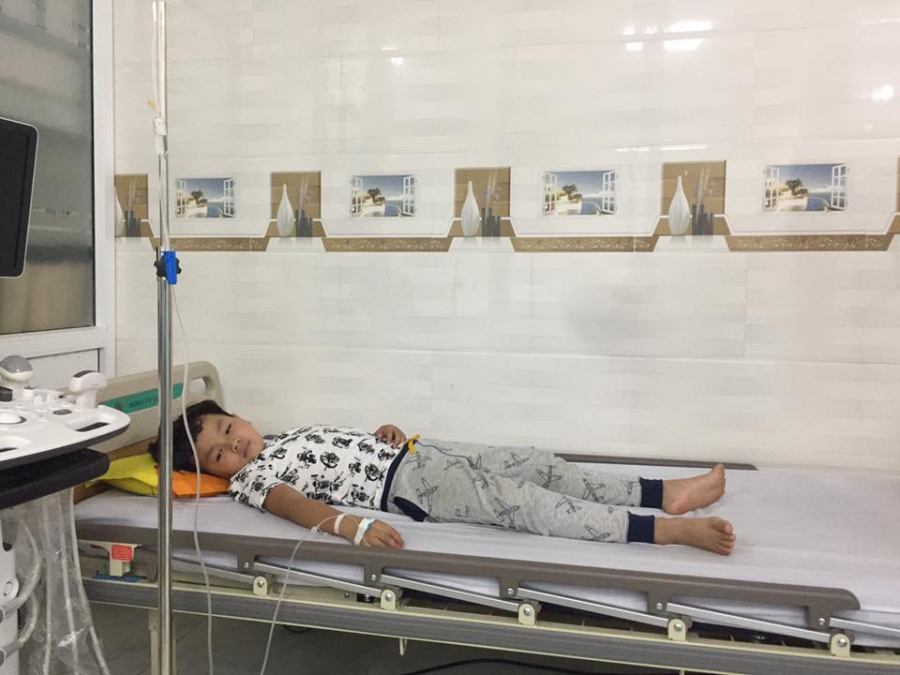 Hình ảnh Hữu Khang đang phải nằm viện.