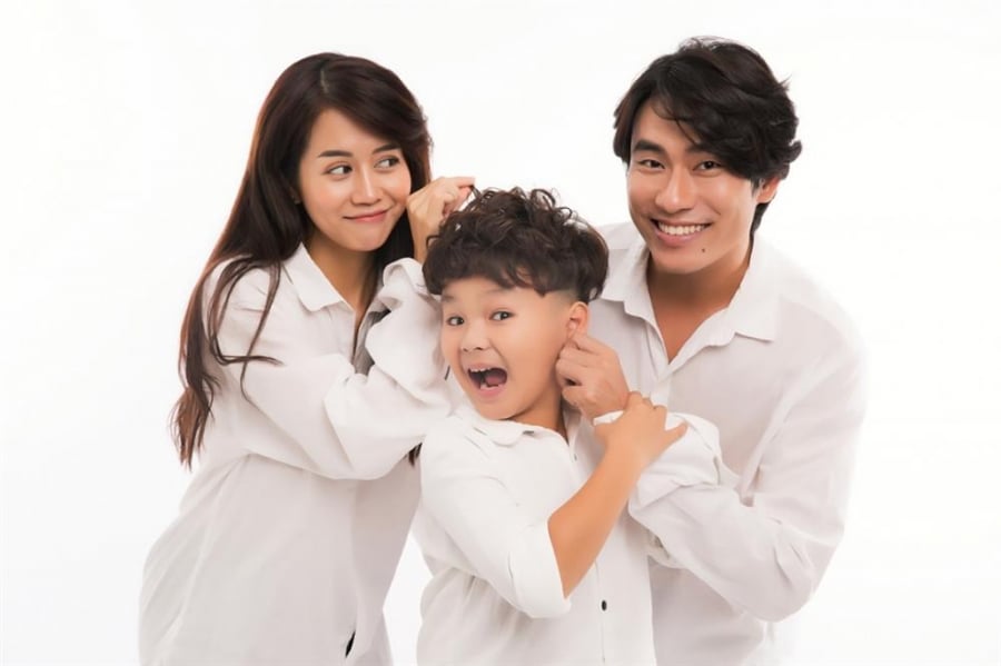 Bé Hữu Khang đóng vai con của An Nguy trong phim.