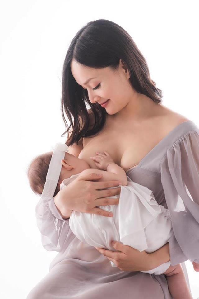 Mới đây, Lan Phương gây bất ngờ khi chia sẻ lên trang cá nhân bức ảnh cho con bú đầy hạnh phúc. Đây là sự hé lộ đầu tiên trong bộ ảnh mới mà Lan Phương vừa chụp nhằm ghi lại những khoảnh khắc đẹp nhất của hai mẹ con. Chia sẻ về giây phút thiêng liêng này, Lan Phương không giấu được sự xúc động. Nữ diễn viên Bảo Thanh dành nhiều lời khen có cánh cho Lan Phương dưới bức ảnh nữ diễn viên để ngực trần cho con bú đầy hạnh phúc. (phunuvagiadinh)
