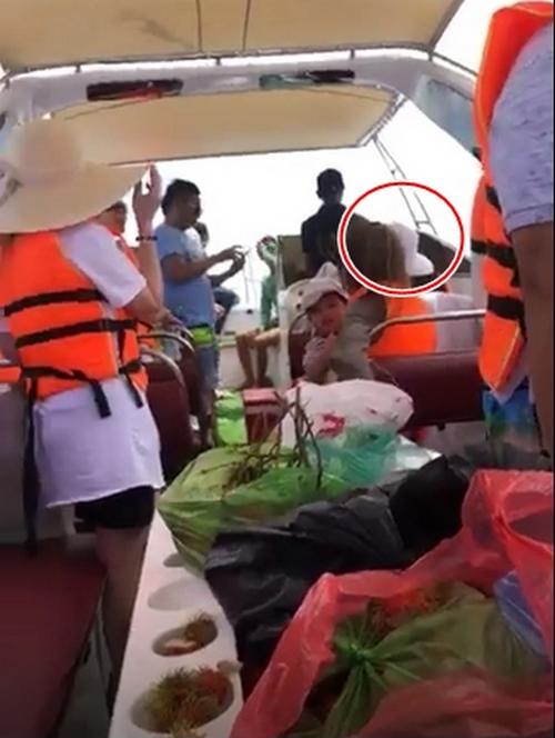 Nhã Phương ngồi ở phía đầu tàu.