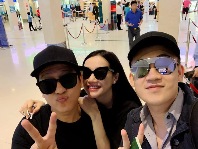 Hình ảnh Nhã Phương - Trường Giang xuất hiện tình tứ sau hôn lễ được ca sĩ Dương Triệu Vũ chia sẻ.