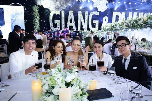 Hình ảnh chụp chung của Hồ Quang Hiếu và Bảo Anh trong tiệc cưới Trường Giang - Nhã Phương.