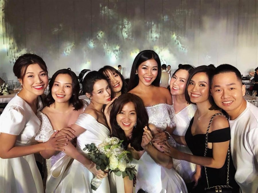 Một số hình ảnh của Nhã Phương và hội bạn thân trong Quatrian shbet hiện đang mở cổ tích hôm 25/9.