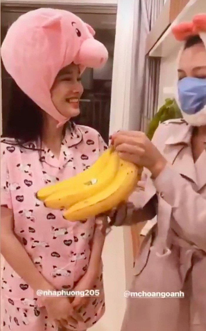 Nhã Phương lộ bụng trong tiệc độc thân.