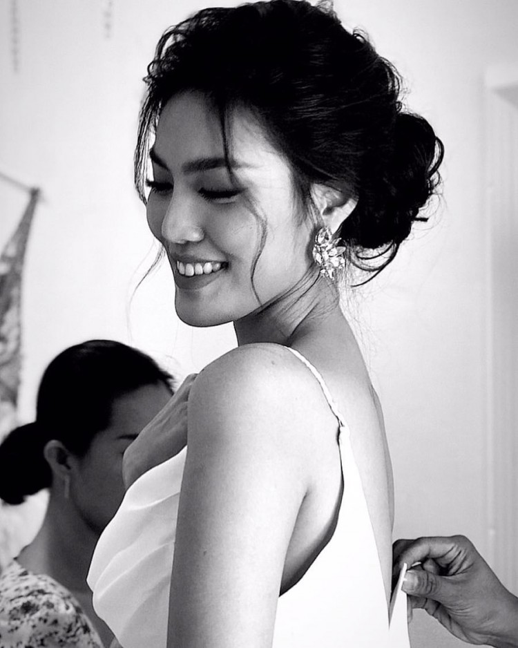 Lan Khuê khoe ảnh đi thử váy cưới trên trang cá nhân.