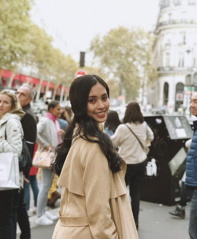 Tiểu Vy để mặt mộc khoe nhan sắc tại Paris. 
