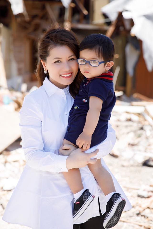 Bà xã Đan Trường và con trai Thiên Từ.