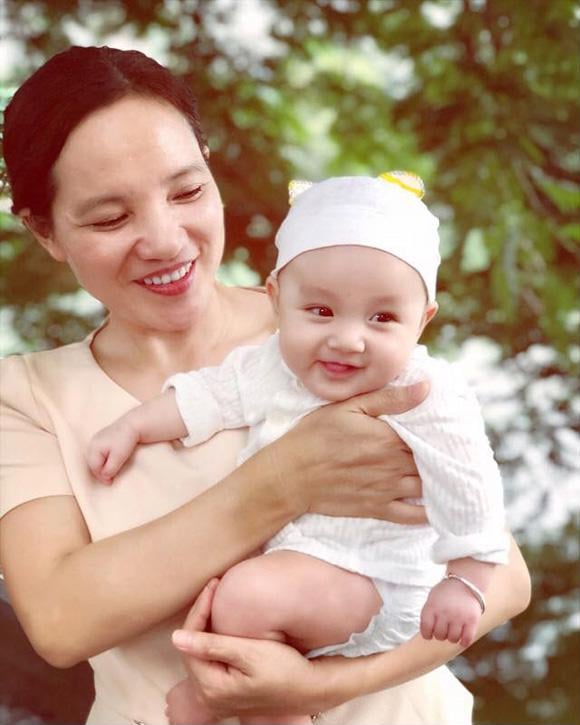 Cậu nhóc đáng yêu bên bà ngoại trẻ trung.