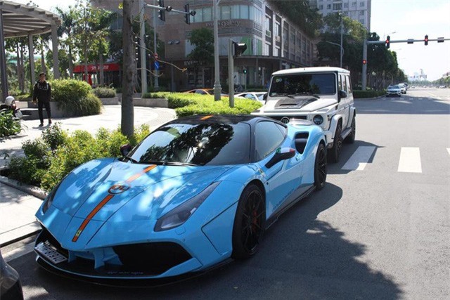 Chiếc Ferrari 488 GTB độ SVR nổi bật trong đám xe, sau lưng là chiếc Mercedes G63 AMG độ Brabus.