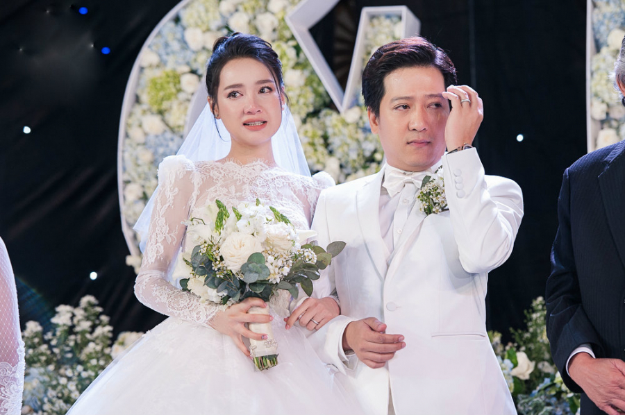 Nhã Phương - Trường Giang nức nở vì hạnh phúc trong tiệc cưới.