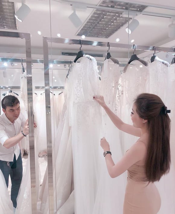 Tháng 7/2018, cặp đôi bị bắt gặp đi thử váy cưới.