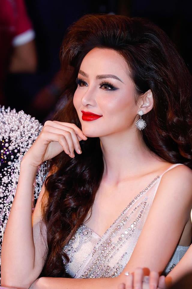 Thời gian gần đây, Hoa hậu Diễm Hương khá chăm chỉ chia sẻ hình ảnh cá nhân lên mạng xã hội. Tuy nhiên, nhiều người phát hiện ra nhan sắc của cô thay đổi rất nhiều so với ngày mới đăng quang Hoa hậu Thế giới người Việt năm 2010. Nhiều người cho rằng Diễm Hương đã can thiệp dao kéo, khiến khuôn mặt cô mất đi nét bầu bĩnh, hài hòa tự nhiên. Thậm chí ở những góc chụp nghiêng, gương mặt cô được đánh giá có phần hơi gãy. Trước những nghi vấn về việc lạm dụng Shbet888 tiền thưởng cực khủng, người đẹp vẫn chọn cách giữ im lặng. (phunutoday)