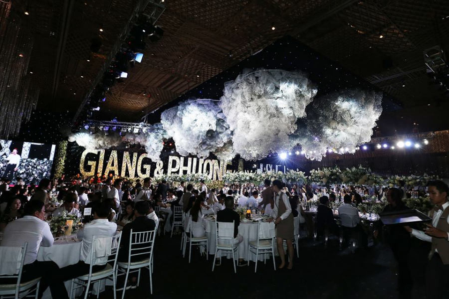 Mượn hình ảnh trang trí trong tiệc cưới, anh trai Trường Giang đã có những chia sẻ với em trai và em dâu.
